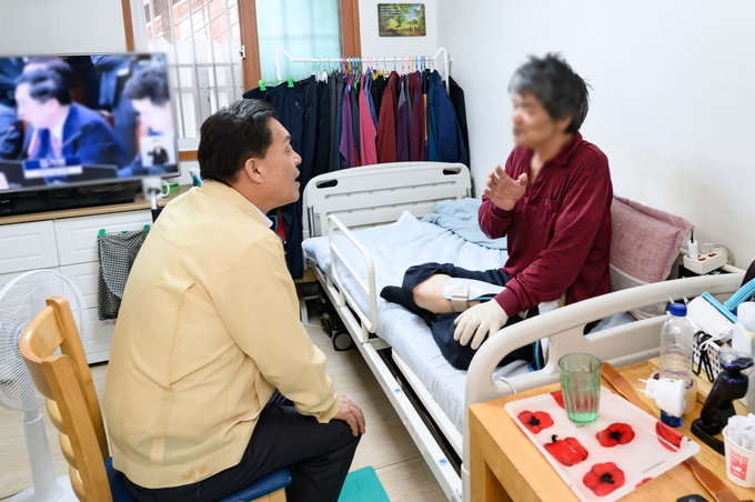 이재준 수원시장이 홀몸어르신의 이야기를 듣고 있다.