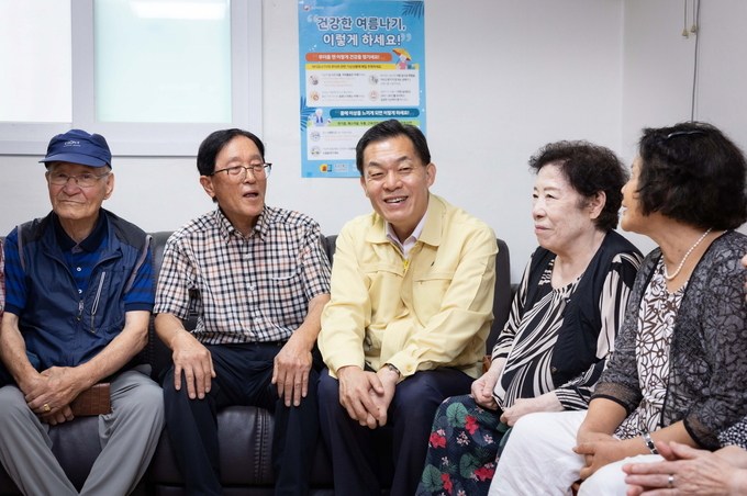 이재준 시장이 무더위 쉼터(경로당)를 이용하는 어르신들과 함께하고 있다.
