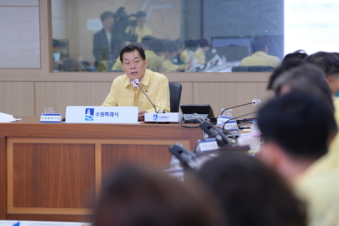 이재준 시장이 ‘2025년 여름철 극한 폭염 대비 긴급대책회의’를 주재하고 있다.