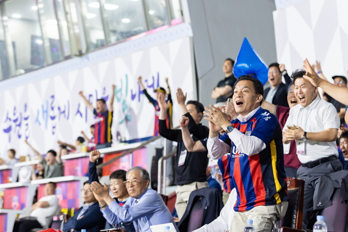 이재준 수원시장과 수원시민이 수원FC 경기를 보며 환호하고 있다.