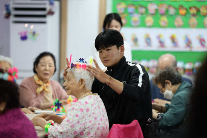 지난 6월 수원FC 선수들이 수원지역 노인주간보호센터를 찾아 사회공헌 활동을 하고 있다.