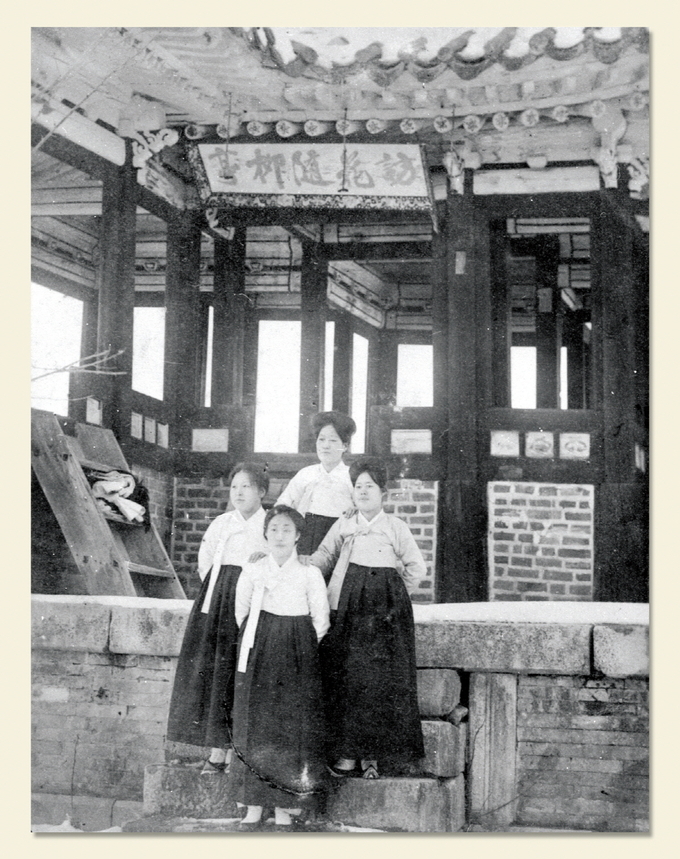 1920년대 촬영된 사진 속 원본 현판. 독립기념관 소장.