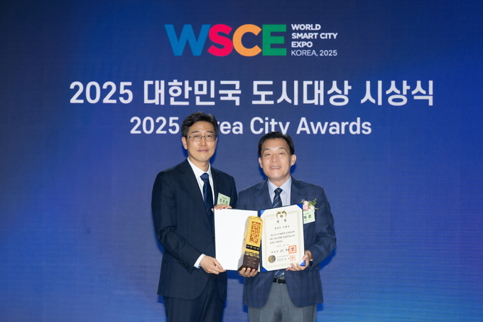 이재준 수원시장(오른쪽)이 ‘2025년 대한민국 도시대상’ 시상식에서 대통령상을 받고 있다.