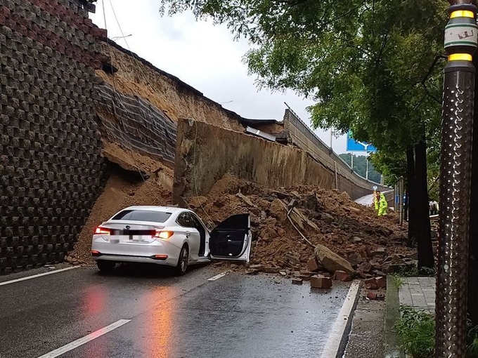 16일 오후 7시경 오산시 가장교차로 고가도로의 옹벽이 무너지며 차량 2대를 덮치는 사고가 발생해 40대 운전자 1명이 사망했다.