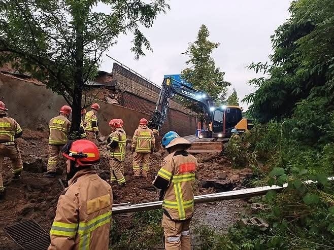 16일 오후 경기 오산시 가장교차로 고가도로의 10m 높이 옹벽이 도로로 무너지며 차량 2대를 덮치는 사고가 발생해 소방대원들이 구조작업을 하고 있다