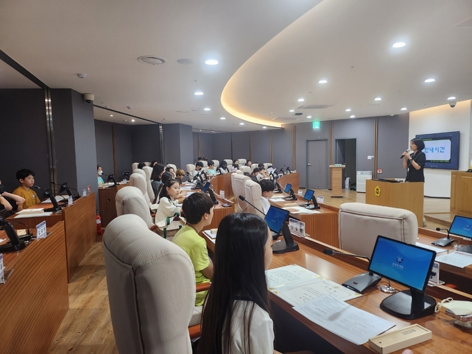 지난 16일 경기도의회 청소년의회 교실에 참여한 신풍초 학생자치회 학생들이 지방의회 및 지방자치 등을 듣고 있다. 