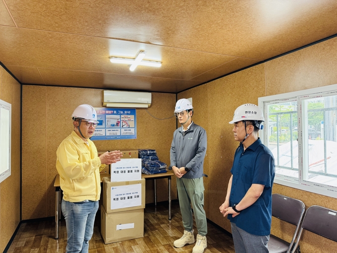 김태관 도시개발국장(사진 왼쪽에서 1번째)이 수원시의회 청사 건립현장을 점검하고 있다.