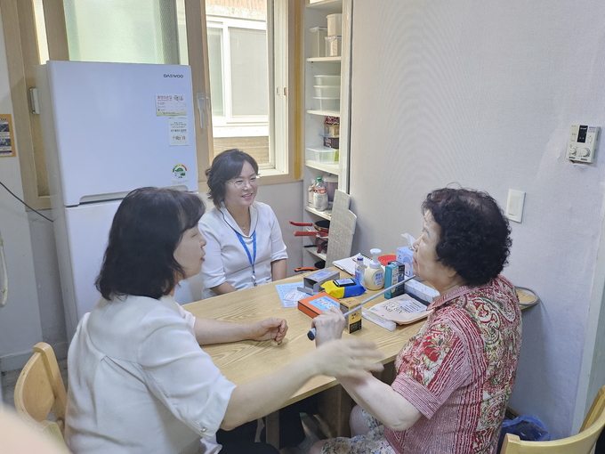 김정원 장안구보건소장(사진 왼쪽에서 첫 번째)이 어르신과 이야기를 나누고 있다.