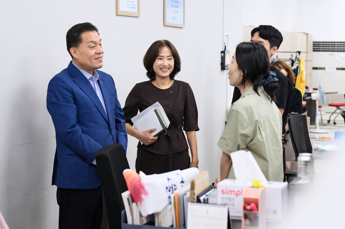 이재준 수원시장이 인계동 행정복지센터 직원들을 격려하고 있다.