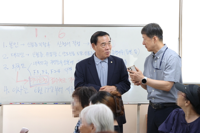 민생회복 소비쿠폰 신청 현장 점검하는 수원특례시의회 이재식 의장