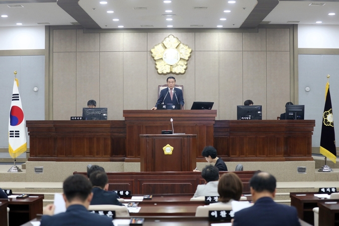 수원특례시의회 이재식 의장 진행으로 제12대 수원특례시의회 후반기 제2기 원 구성 완료되었다