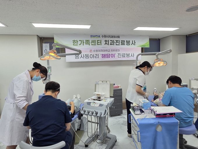 치과 진료봉사하는 의료진