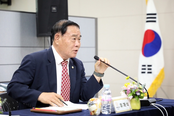 수원특례시의회 이재식 의장이 인사말을 하고 있다