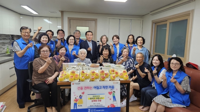 수원특례시의회 이재식 의장이 권선1동 경로당 복달임 행사 참석하여 주민들과 기념사진