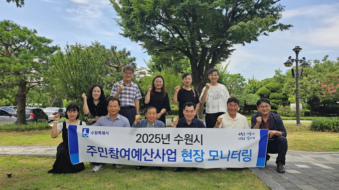 현장 모니터링 참여자들이 단체 사진을 촬영하고 있다.