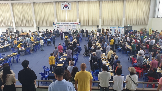 국민의례 애국가 제창에서 박무강 성악가와 참가 선수단, 내외빈 및 관중들이 애국가를 부르고 있다.