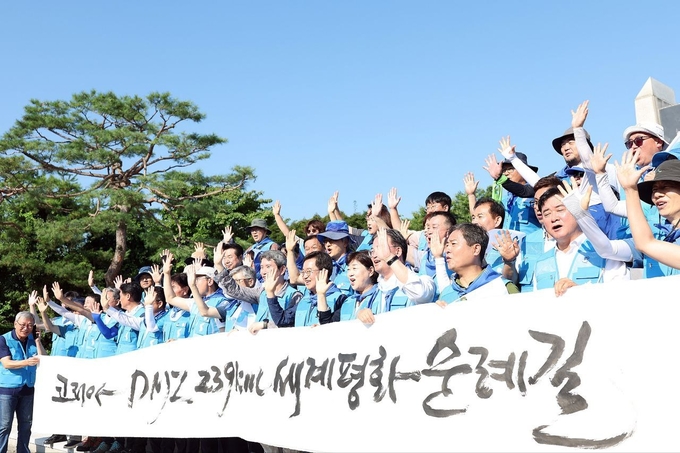광복 80주년을 맞아 28일 파주 임진각에서 열린 경기둘레길 ‘통일걷기’ 출정식 참가자들이 기념사진을 찍고 있다