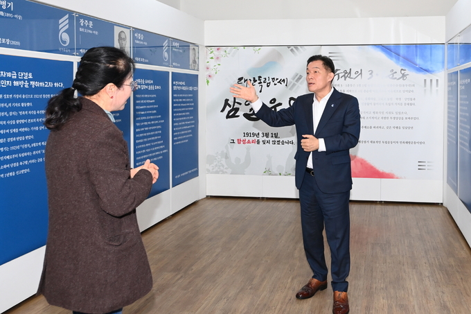  이재준 수원시장이 수원시가 발굴한 13인의 독립운동가 전시를 관람하고 있다.