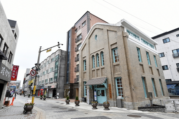 여름방학을 맞아 특별 프로그램을 운영하는 수원 구부국원.