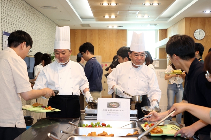  2025 복날맞이 복달임 직원 격려하는 이재식 의장과 김정렬 부의장이 함께 하고 있다