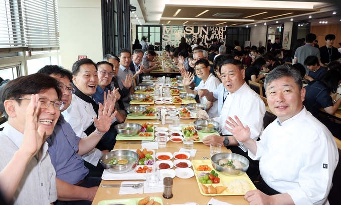  2025 복날맞이 복달임 직원 격려하는 이재준 수원시장, 이재식 의장과 김정렬 부의장이 함께 하고 있다