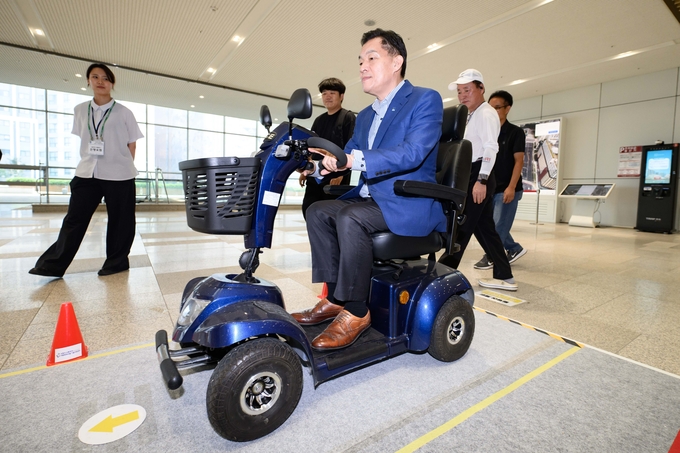 이재준 수원시장이 전동휠체어를 타고 장애물을 넘어가는 체험을 하고 있다.
