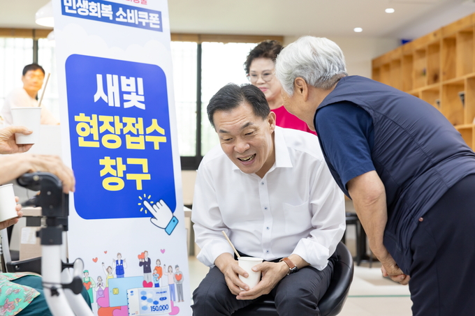 이재준 수원시장이 7월 31일 우만종합사회복지관에 설치된 찾아가는 새빛현장접수청구를 방문해 어르신과 이야기를 나누고 있다.