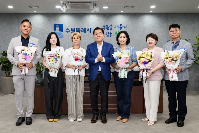 이재준 시장(가운데)이 자치분권협의회 신규위원들과 함께하고 있다.