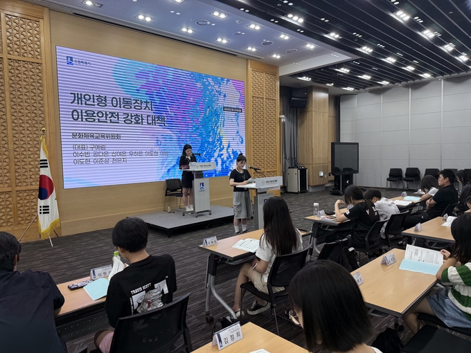 2025년 수원시 청소년의회 제1회 임시회에서 정책을 제안하고 있다
