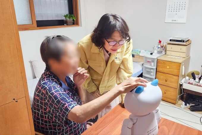 감성교감로봇을 살펴보는 모습.