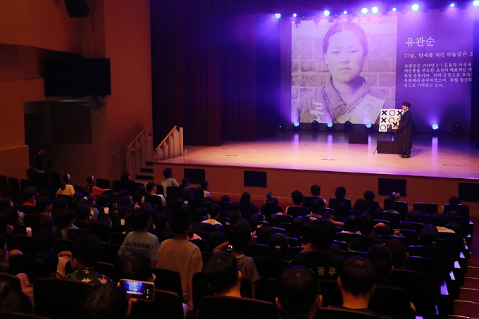 지난 7월 빛누리아트홀에서 권선구가 개최한 ‘광복 80주년 특별공연-마슐랭의 뉴메모리즈’ 마술공연 장면.