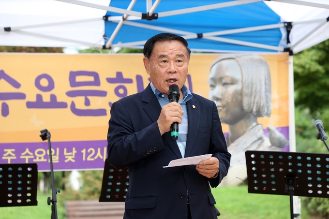 이재식 의장이 제100차 수원수요문화제 참석하여 인사말을 하고 있다