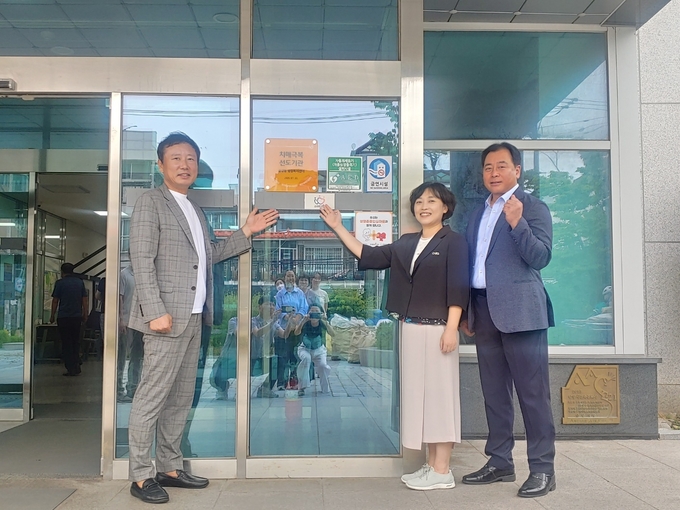 (좌측부터) 장경국 관양동 주민자치위원장 정현숙 관양동장 김웅주 치매안심마을 운영위원장.