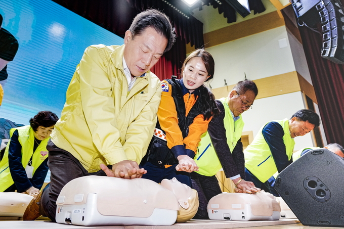 새빛안전지킴이 교육 사진에 참가한 이재준 시장이 심폐소생술을 배우고 있다
