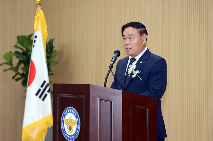 이재식 수원특례시의회 의장이 수원팔달경찰서 개서식 참석하여 축사를 하고 있다