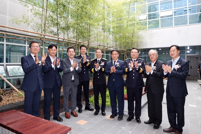 수원팔달경찰서 개서식 후 참석자들과 함께 기념사진