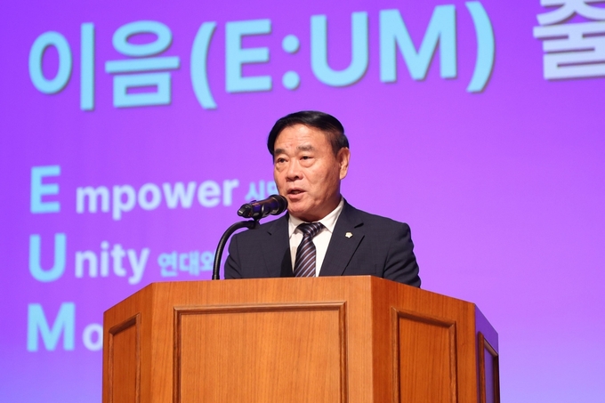 2025 나눔문화 프로젝트 이음(E:um) 출정식에서 인사말을 하고 있다