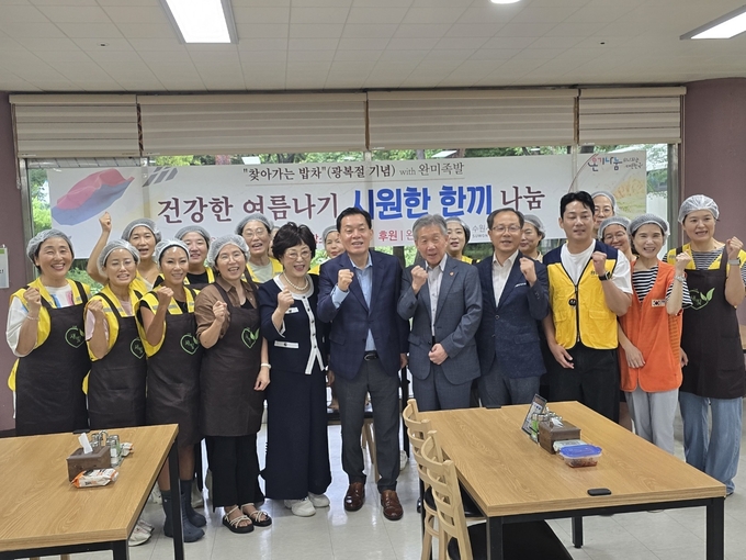 이재준 수원특례시장이 14일 수원 보훈원에 살아 계신 마지막 광복군 오성규 애국지사를 방문한 뒤 보훈원 식당에서 급식 봉사를 하고 있는 자원봉사자와 사회공헌활동에 참여하고 있는 완미족발 봉사자들을 격려했다.