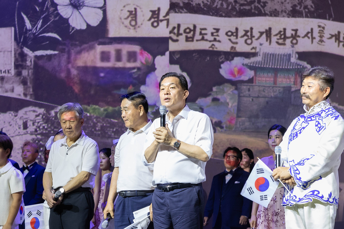 이재준 수원시장이 시민들에게 인사하고 있다.