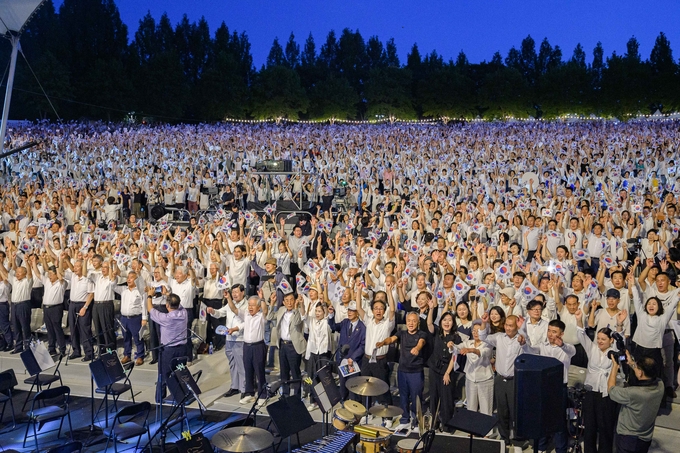 ‘광복 80주년 기념 수원시민 대합창’에 함께한 시민들.