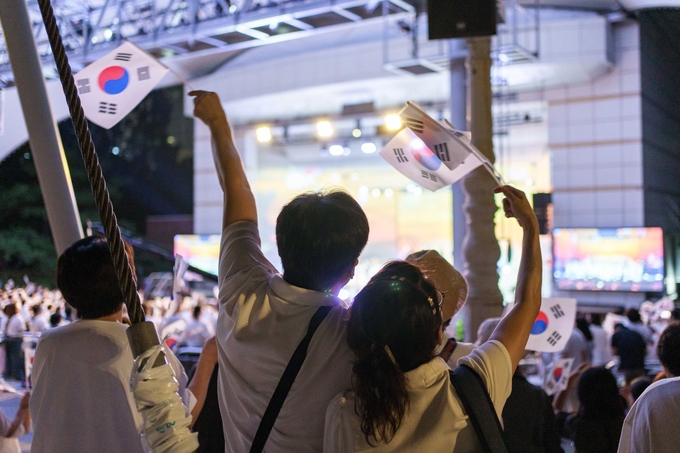 ‘광복 80주년 기념 수원시민 대합창’에 함께한 시민들.