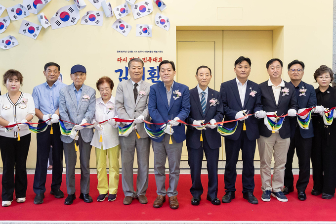 이재준 시장(왼쪽 6번째) 등 참석자들이 개막식에서 테이프를 자르고 있다.