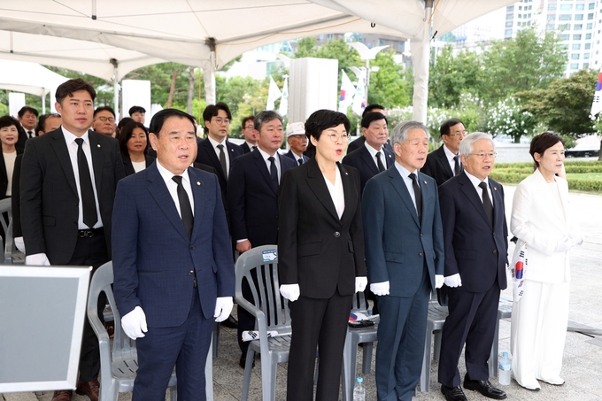 제80주년 광복절 기념 현충탑 참배하는 이재식 수원특례시의회의장