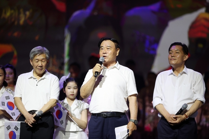 광복80주년 기념 수원시민 대합창 참석하여 인사말을 하는 이재식 수원특례시의회 의장