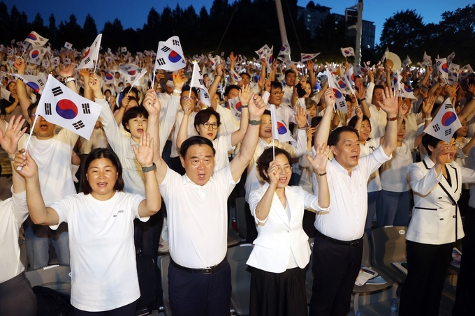 시민들과 함께 만세 삼창을 하고 있다