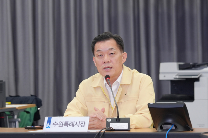 이재준 수원시장이 수원시 전시종합상황실에서 2025년 을지연습 최초 상황보고회를 주재하고 있다.