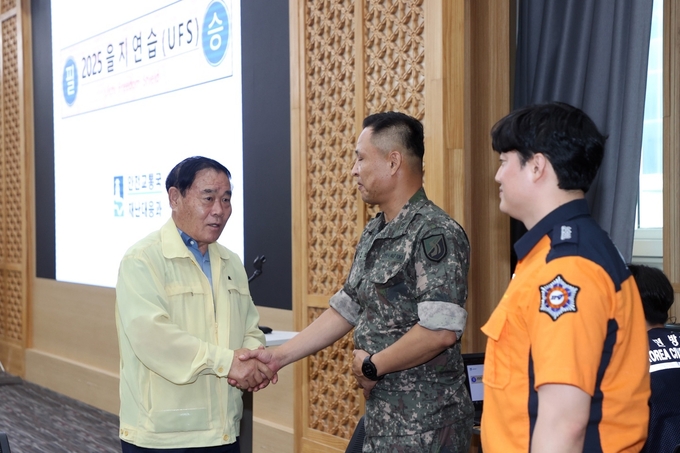 수원특례시의회 이재식 의장이 을지연습장 방문해 근무자를 격려하고 있다