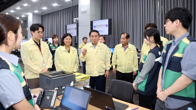 수원특례시의회 의장단, 을지연습장 방문해 근무자를 격려하고 있다