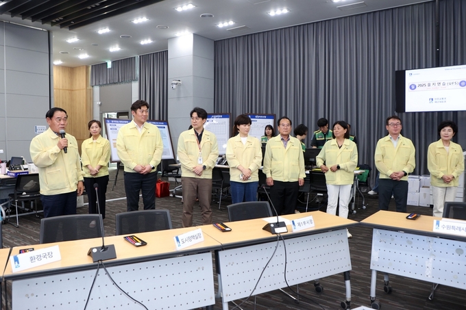 수원특례시의회 이재식 의장이 격려 인사하고 있다