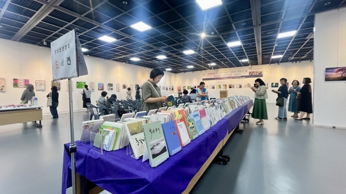 안양문인협회가 지난 7월 2일부터 6일까지 안양아트센터 갤러리 미담에서 개최한 시화전 모습. 회원들이 펴낸 책들이 수백 권 전시된 모습이 그 간의 회원들 노력과 열정을 드러내주고 있다. 사진=김근숙 시인(안양문인협회) 블로그.
